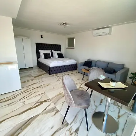 Apartma Hill Apartment *