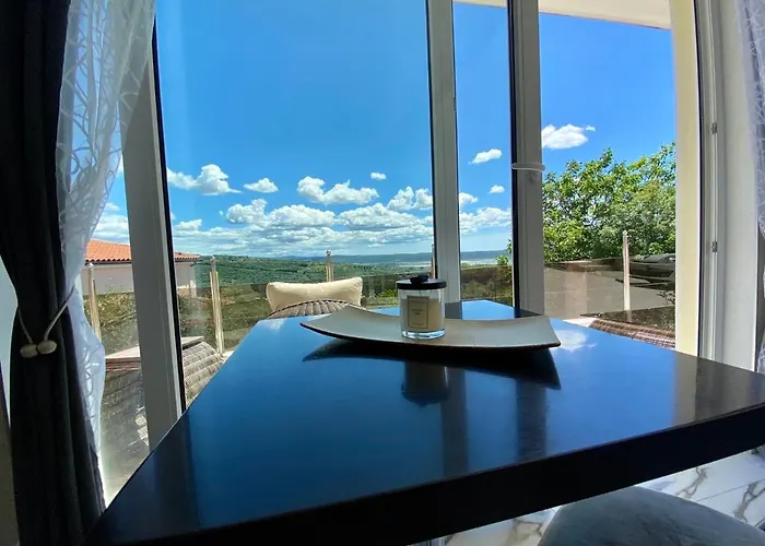 Apartma Hill アパート *