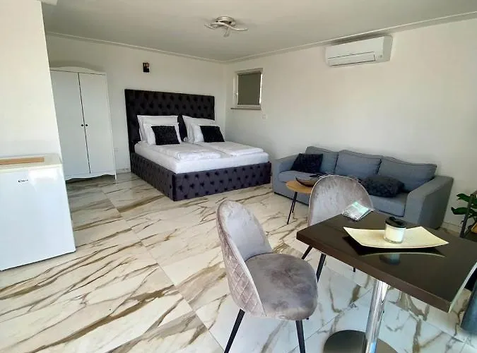 Apartma Hill アパート *